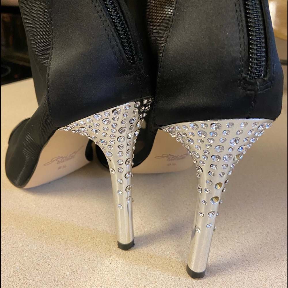 Badgley Mischka open toe boots